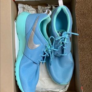 Women’s Roshe Nike shoes (used/semi/ & new)